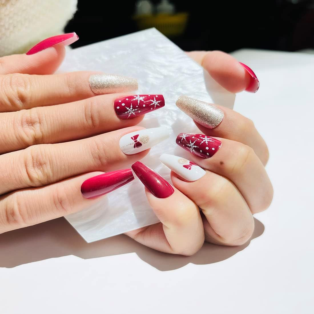 24 Pcs Christmas Press on Nails Medium Length with Snowflakes and Bling Decorate Designs Ballet Fake False Nails Art for Women and Girls Stick on Nails